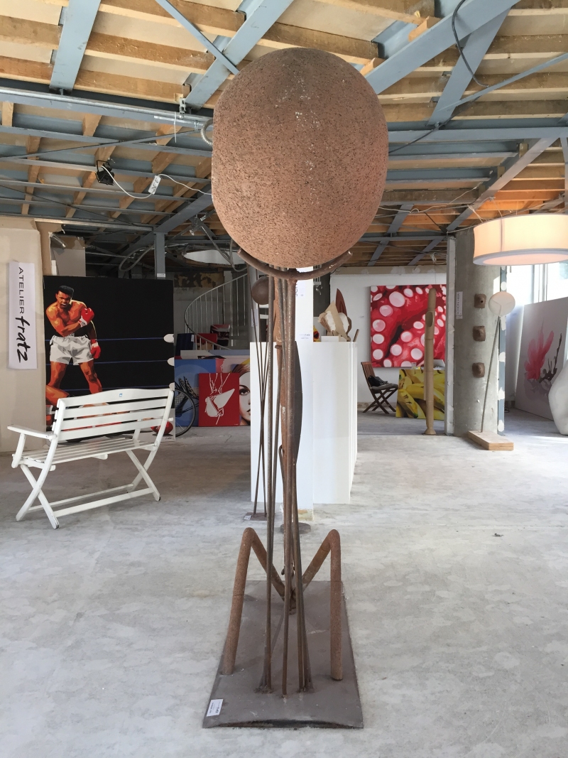 Skulptur, Der Gebeugte, 150 x 260 cm, Hoseus, Hyperion-Skulptur aus Ton und Stahl frontal
