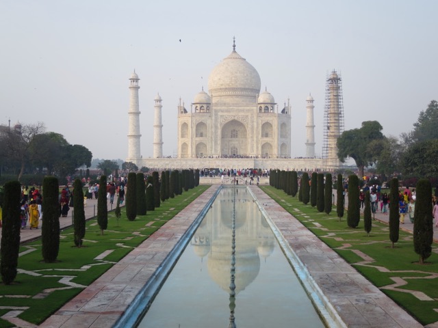 Wahre Kunst: Der Taj Mahal. Im Vordergrund der lange Wasserkanal in dem sich der Taj Mahal spiegelt