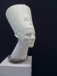 Nofretete Skulptur von HOSEUS, weiß auf Ränderscheide vor der Colorierung