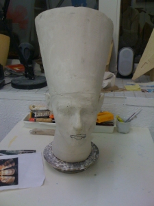 Nofretete, Skulptur von HOSEUS Entstehung, nur grobe Züge, kein Mund