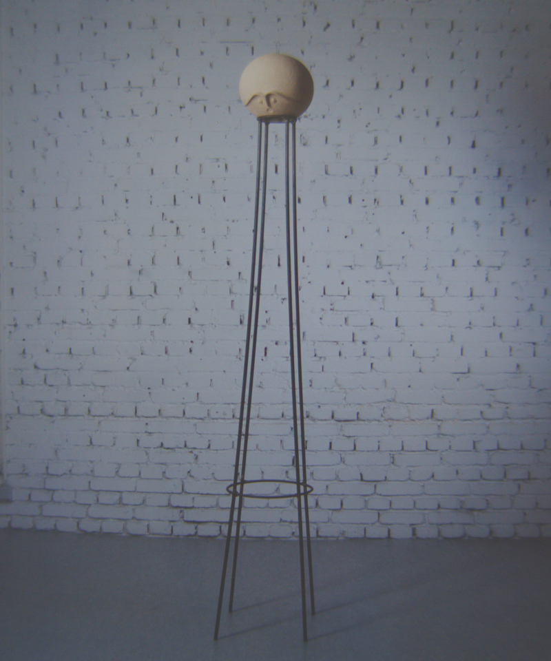 Skulptur, Despectator, 210 cm, Hoseus, Kopfskulptur aus Ton auf Stahlkörper